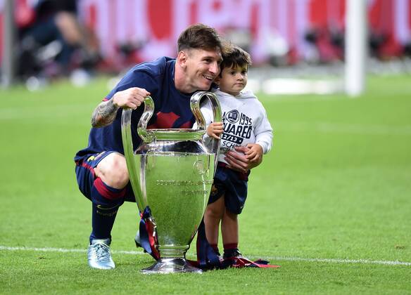 FUSSBALL CHAMPIONS LEAGUE FINALE SAISON 2014 2015 Juventus Turin - FC Barcelona Barca 06.06.2015 Der FC Barcelona gewinnt die Champions League 2015: Lionel Messi posiert mit seinem Sohn Thiago mit dem Pokal 