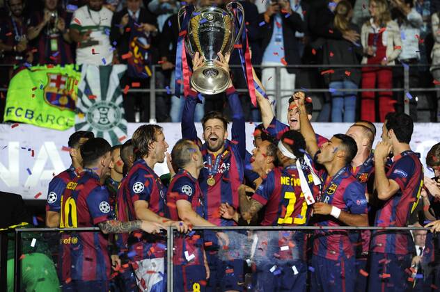 Fussball, Saison 2014 2015, UEFA Champions League Finale 2015 in Berlin, FC Barcelona ist Champions League Sieger 2015 - Gerard Pique mit dem Pokal, mit Lionel Messi, Ivan Rakitic, Andres Iniesta, Neymar Jr., 