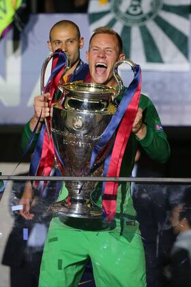 Torwart Marc-Andre ter Stegen FC Barcelona Barca 1) feiert mit dem Pokal nach dem Gewinn des Spiels waehrend des Champions League Finales zwischen Juventus Turin und dem FC Barcelona am 06.06.2015 im Berliner Olympia Stadion ( Copyright: Schuelerx xEibnerx-xPressefoto