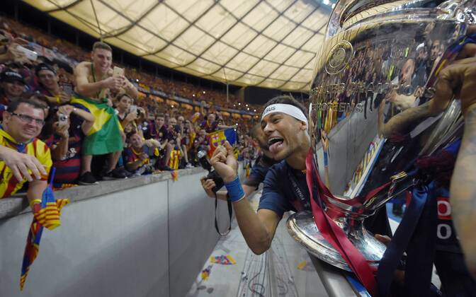 FUSSBALL CHAMPIONS LEAGUE FINALE SAISON 2014 2015 Juventus Turin - FC Barcelona Barca 06.06.2015 Der FC Barcelona gewinnt die Champions League 2015: Neymar jubelt mit Pokal und Fans im Berliner Olympiastadion 
