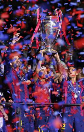Berlin Fußball Champions League Finale Juventus Turin vs. FC Barcelona Barca Neymar (Barcelona) jubelt mit Pokal, Gerard Pique (links daneben), Daniel Alves (rechts daneben)