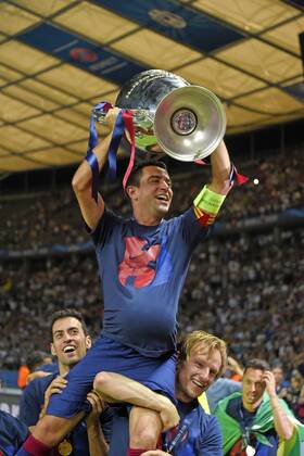 06.06.2015, Fussball Champions League Finale 2014 2015 im Oylmpiastadion Berlin, Juventus Turin - FC Barcelona Barca Championsleaguesieger Barcelona: Xavi (FC Barcelona) stemmt den Pokal. 