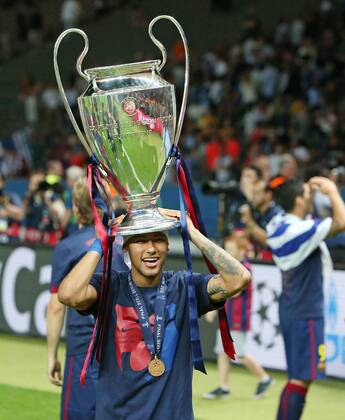 06.06.2015, Fussball Champions League Finale 2014 2015 im Oylmpiastadion Berlin, Juventus Turin - FC Barcelona Barca Sieger Barcelona feiert den Champions League Gewinn , Neymar (FC Barcelona) mit dem Pokal 