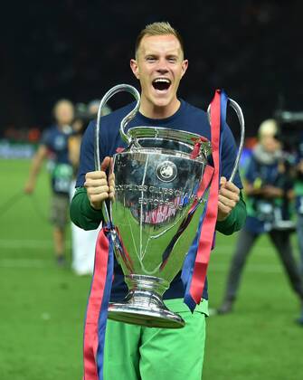 FUSSBALL CHAMPIONS LEAGUE FINALE SAISON 2014 2015 Juventus Turin - FC Barcelona Barca 06.06.2015 Der FC Barcelona gewinnt die Champions League 2015: Torwart Marc Andre ter Stegen jubelt mit dem Pokal 