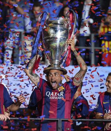 FUSSBALL CHAMPIONS LEAGUE FINALE SAISON 2014 2015 Juventus Turin - FC Barcelona Barca 06.06.2015 Der FC Barcelona gewinnt die Champions League 2015: Daniel Alves jubelt mit dem Pokal xxNOxMODELxRELEASExx 