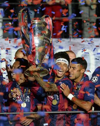 06.06.2015, xjhx, Fussball Champions League, Juventus Turin - FC Barcelona Barca v.l. Neymar (FC Barcelona) jubeln jubelt nach Spielende mit UEFA Champions League Pokal Europapokal Europapokal der Landesmeister Trophae