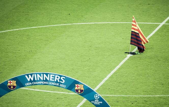 Berlin, Deutschland, 06.06.2015: Fußball UEFA Championsleague 2014 2015 - UEFA Championsleague Finale - Juventus Turin - FC Barcelona Barca Eine Barcelona-Fahne steckt im Mittelkreis, im Vordergrund Schriftzug Winners