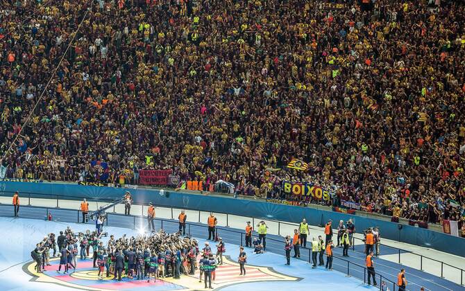 Berlin, Deutschland, 06.06.2015: Fußball UEFA Championsleague 2014 2015 - UEFA Championsleague Finale - Juventus Turin - FC Barcelona Barca Fotografen drängen sich um den Pokal