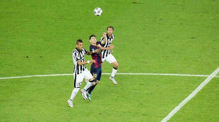 Berlin, Deutschland, 06.06.2015: Fußball UEFA Championsleague 2014 2015 - UEFA Championsleague Finale - Juventus Turin - FC Barcelona Barca Lionel Messi (Barcelona 10) im Zweikampf gegen Roberto Pereyra (Turin 37) und Claudio Marchisio (Turin 8)