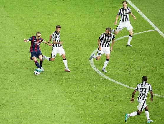 Berlin, Deutschland, 06.06.2015: Fußball UEFA Championsleague 2014 2015 - UEFA Championsleague Finale - Juventus Turin - FC Barcelona Barca Andres Iniesta (Barcelona 8) im Zweikampf gegen v.li. Claudio Marchisio (Turin 8), Leonardo Bonucci (Turin 19), Stephan Lichtsteiner (Turin 26), Patrice Evra (Turin 33)