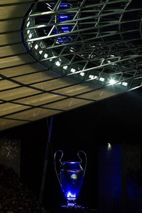 Berlin, Deutschland, 06.06.2015: Fußball UEFA Championsleague 2014 2015 - UEFA Championsleague Finale - Juventus Turin - FC Barcelona Barca Ein Luftballon-Championsleague-Pokal im Olympiastadion