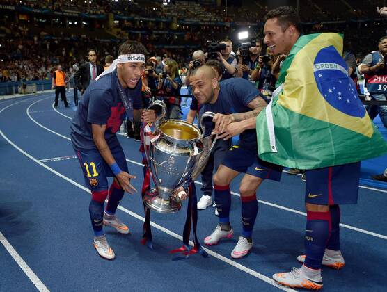 FUSSBALL CHAMPIONS LEAGUE FINALE SAISON 2014 2015 Juventus Turin - FC Barcelona Barca 06.06.2015 Der FC Barcelona gewinnt die Champions League 2015: Neymar, Daniel Alves und Adriano (v.l.) jubeln mit dem Pokal 