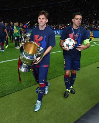 FUSSBALL CHAMPIONS LEAGUE FINALE SAISON 2014 2015 Juventus Turin - FC Barcelona Barca 06.06.2015 Der FC Barcelona gewinnt die Champions League 2015, auf den Weg in die Fankurve: Pokal, Lionel Messi und Xavi Hernandez 