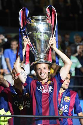Fußball Champions League Finale Juventus Turin - FC Barcelona Barca am 06.06.2015 im Olympia Stadion in Berlin Ivan Rakitic ( Barcelona ) mit dem Champions League-Pokal