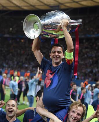 FUSSBALL CHAMPIONS LEAGUE FINALE SAISON 2014 2015 Juventus Turin - FC Barcelona Barca 06.06.2015 Der FC Barcelona gewinnt die Champions League 2015, auf den Schultern getragen: Xavi Hernandez 