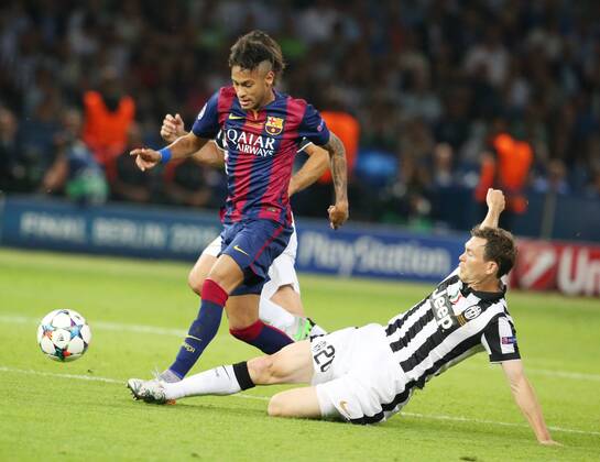 Berlin, Fussball, Herren, UEFA Champions League Final, Finale, Juventus Turin vs FC Barcelona Barca 06.06.2015, Olympiastadion, Berlin, Neymar, FC Barcelona, Stephan Lichtsteiner, Juventus