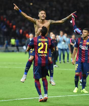 Adriano CORREIA Claro (Nr. 21) laesst Neymar DA SILVA Santos Junior hochleben der mit nackten Oberkoerper vor den Fans jubelt. FINALE: Juventus Turin - FC Barcelona Barca am 06.06.2015. Fussball international Saison 2014 2015, UEFA Championsleague Finale 2015 im Olympiastadion in Berlin, Deutschland,