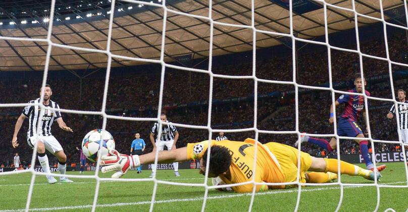 06.06.2015, xjhx, Fussball Champions League, Juventus Turin - FC Barcelona Barca v.l. Gianluigi Buffon (Juventus Turin), Neymar (FC Barcelona) Goal scored, Tor zum 1:3