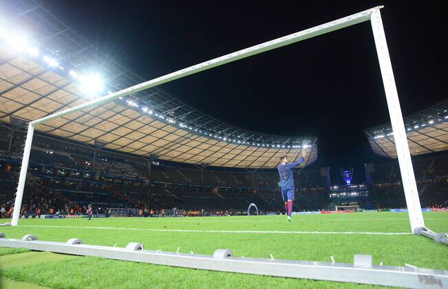 06.06.2015, xjhx, Fussball Champions League, Juventus Turin - FC Barcelona Barca v.l. Tor ohne Netz und Gerard Pique (FC Barcelona) jubeln jubelt nach Spielende.