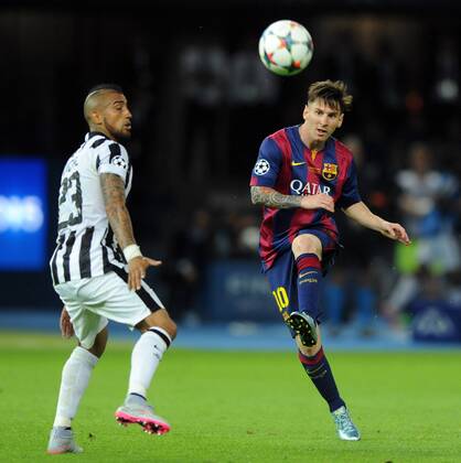 Championsleague Finale in Berlin 06.06.2015 Juventus Turin - FC Barcelona Barca 1:3. Lionel Messi (Barca) flankt vor Arturo Vidal (Juve). HM
