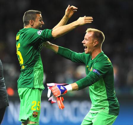 Championsleague Finale in Berlin 06.06.2015 Juventus Turin - FC Barcelona Barca 1:3. Schlußjubel Torwart Marc-Andre ter Stegen (Barca re.) mit Torwartkollegen Jordi Masip. HM