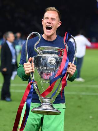 FUSSBALL CHAMPIONS LEAGUE FINALE SAISON 2014 2015 Juventus Turin - FC Barcelona Barca 06.06.2015 Der FC Barcelona gewinnt die Champions League 2015: Torwart Marc Andre ter Stegen jubelt mit dem Pokal 