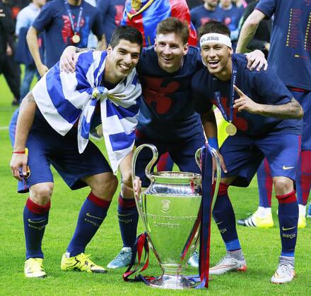 MESSI Diego mit NEYMAR und SUAREZ Luis TEAM FC Barcelona Barca Champions League Sieger 2015 mit dem Pokal UEFA Champions League Finale Juventus Turin-FC Barcelona in Berlin am 06.Juni 2015 in Berlin 
