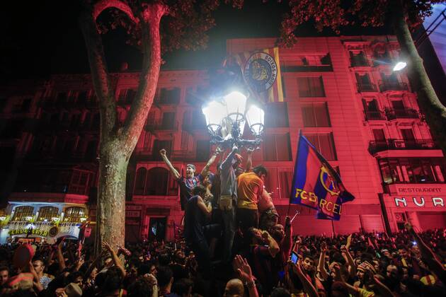 June 6, 2015 - Barcelona, Catalonia, Spain - Thousands of Barcelona fans culers celebrating at the Canaletas fountain the fifth Champions League win of the FC Barcelona Barca after beating Juventus Turin 3-1 in the Final. (Photo: Xavi Bonilla Cordon Press) 