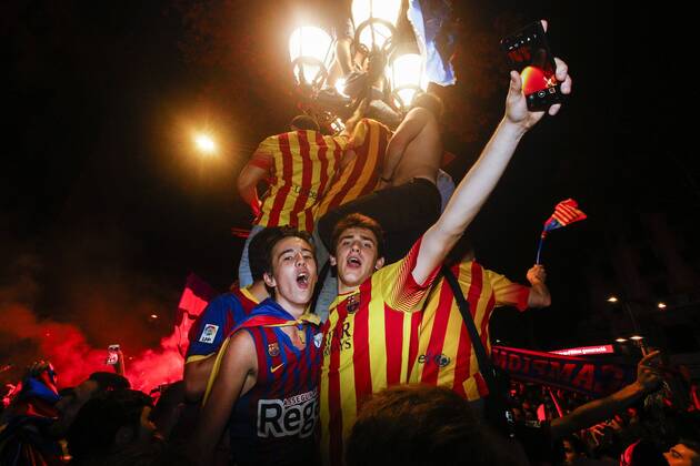 June 6, 2015 - Barcelona, Catalonia, Spain - Thousands of Barcelona fans culers celebrating at the Canaletas fountain the fifth Champions League win of the FC Barcelona Barca after beating Juventus Turin 3-1 in the Final. (Photo: Xavi Bonilla Cordon Press) 