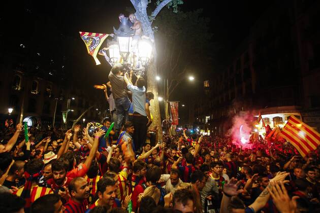 June 6, 2015 - Barcelona, Catalonia, Spain - Thousands of Barcelona fans culers celebrating at the Canaletas fountain the fifth Champions League win of the FC Barcelona Barca after beating Juventus Turin 3-1 in the Final. (Photo: Xavi Bonilla Cordon Press) 