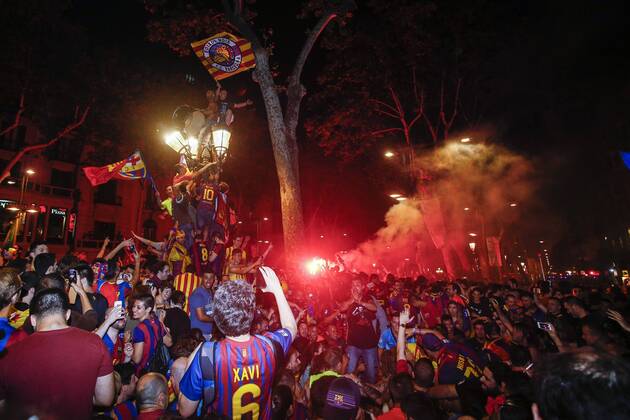 June 6, 2015 - Barcelona, Catalonia, Spain - Thousands of Barcelona fans culers celebrating at the Canaletas fountain the fifth Champions League win of the FC Barcelona Barca after beating Juventus Turin 3-1 in the Final. (Photo: Xavi Bonilla Cordon Press) 