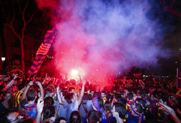 June 6, 2015 - Barcelona, Catalonia, Spain - Thousands of Barcelona fans culers celebrating at the Canaletas fountain the fifth Champions League win of the FC Barcelona Barca after beating Juventus Turin 3-1 in the Final. (Photo: Xavi Bonilla Cordon Press) 