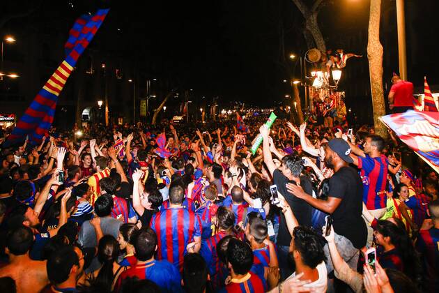 June 6, 2015 - Barcelona, Catalonia, Spain - Thousands of Barcelona fans culers celebrating at the Canaletas fountain the fifth Champions League win of the FC Barcelona Barca after beating Juventus Turin 3-1 in the Final. (Photo: Xavi Bonilla Cordon Press) 