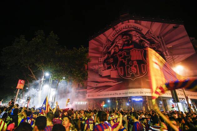 June 6, 2015 - Barcelona, Catalonia, Spain - Thousands of Barcelona fans culers celebrating at the Canaletas fountain the fifth Champions League win of the FC Barcelona Barca after beating Juventus Turin 3-1 in the Final. (Photo: Xavi Bonilla Cordon Press) 