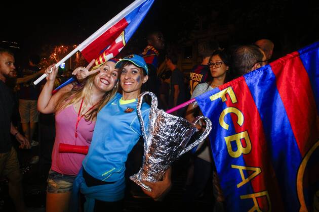 June 6, 2015 - Barcelona, Catalonia, Spain - Thousands of Barcelona fans culers celebrating at the Canaletas fountain the fifth Champions League win of the FC Barcelona Barca after beating Juventus Turin 3-1 in the Final. (Photo: Xavi Bonilla Cordon Press) 