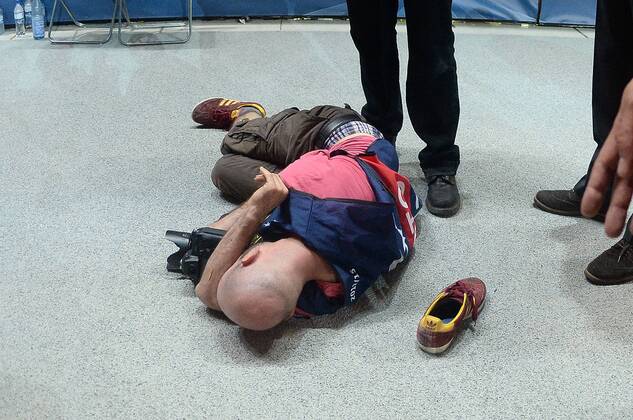 06.06.2015, xjhx, Fussball Champions League, Juventus Turin - FC Barcelona Barca v.l. Fotograf wurde von Ordnern grundlos gewaltsam zu Boden gerießen geriessen geriesen niedergeschlagen