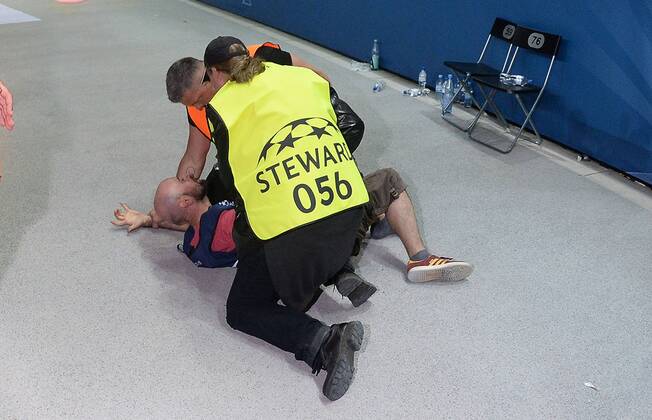 06.06.2015, xjhx, Fussball Champions League, Juventus Turin - FC Barcelona Barca v.l. Fotograf wurde von Ordnern grundlos gewaltsam zu Boden gerießen geriessen geriesen niedergeschlagen