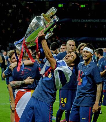 06.06.2015, xjhx, Fussball Champions League, Juventus Turin - FC Barcelona Barca v.l. Luis Suarez (FC Barcelona), Neymar (FC Barcelona) jubeln jubelt nach Spielende mit UEFA Champions League Pokal Europapokal Europapokal der Landesmeister Trophae