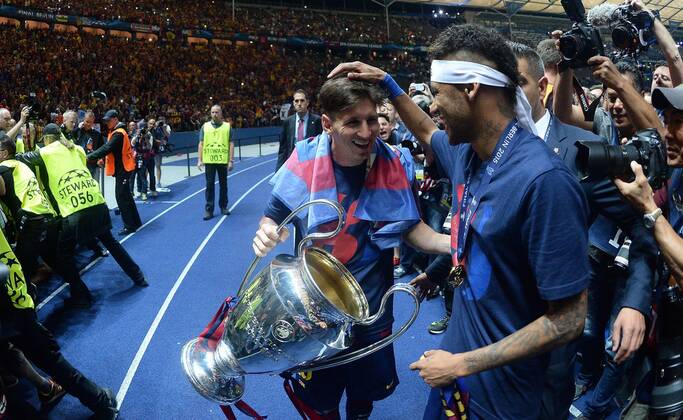 06.06.2015, xjhx, Fussball Champions League, Juventus Turin - FC Barcelona Barca v.l. Lionel Messi (FC Barcelona), Neymar (FC Barcelona) jubeln jubelt nach Spielende mit UEFA Champions League Pokal Europapokal Europapokal der Landesmeister Trophae