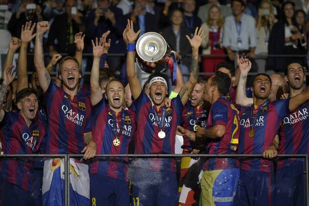 06.06.2015, Fussball Champions League Finale 2014 2015 im Oylmpiastadion Berlin, Juventus Turin - FC Barcelona Barca Championsleaguesieger Barcelona: Siegerehrung, Neymar (mitte, FC Barcelona) feiert mit seinen Kollegen die Pokalübergabe. 
