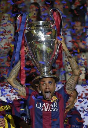06.06.2015, Fussball Champions League Finale 2014 2015 im Oylmpiastadion Berlin, Juventus Turin - FC Barcelona Barca Championsleaguesieger Barcelona: Dani Alves (lFC Barcelona) feiert mit seinen Kollegen die Pokalübergabe. 
