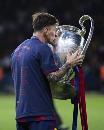 Berlin, 06.06.2015, Olympiastadion Lionel Messi (Barca) küsst den Pokal Juventus Turin - FC Barcelona Barca
