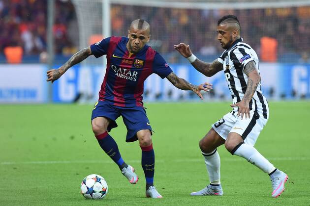 Fußball Champions League Finale Juventus Turin - FC Barcelona Barca am 06.06.2015 im Olympia Stadion in Berlin Daniel Alves ( Barcelona ), links - Arturo Vidal ( Turin ), rechts