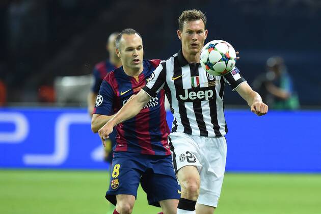 Fußball Champions League Finale Juventus Turin - FC Barcelona Barca am 06.06.2015 im Olympia Stadion in Berlin Andres Iniesta ( Barcelona ), hinten - Stephan Lichtsteiner ( Turin ), vorne