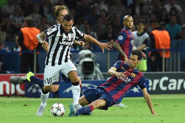Fußball Champions League Finale Juventus Turin - FC Barcelona Barca am 06.06.2015 im Olympia Stadion in Berlin Carlos Tevez ( Turin ), links - Sergio Busquets ( Barcelona ), rechts