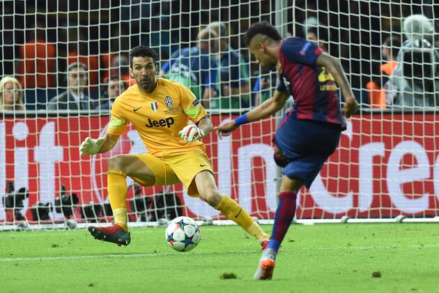 Fußball Champions League Finale Juventus Turin - FC Barcelona Barca am 06.06.2015 im Olympia Stadion in Berlin Torschuss zum 1:3 durch Neymar ( Barcelona ), vorne - Gianluigi Buffon ( Turin ), hinten