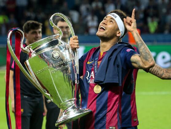 Neymar (C) of FC Barcelona Barca celebrates with the trophy after the UEFA Champions League final match between Juventus F.C. and FC Barcelona in Berlin, Germany, June 6, 2015. FC Barcelona won 3-1 and claimed the title. ) (SP)GERMANY-BERLIN-FOOTBALL-UEFA CHAMPIONS LEAGUE-FINAL ZhangxFan 