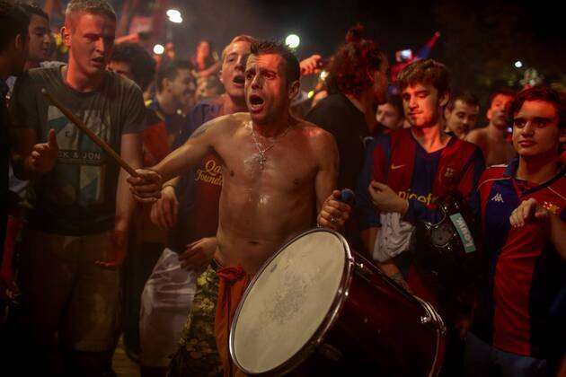 FC Barcelona Barca fans celebrate its winning the championship of the 2014-2015 UEFA Champions League, at the Canaletes fountain in Barcelona, Spain, June 6, 2015. FC Barcelona defeated Juventus of Italy 3-1 in the final in Berlin, Germany, on Saturday. ) (SP)SPAIN-BARCELONA-SOCCER-EURO CHAMPIONS LEAGUE-FANS PauxBarrena 