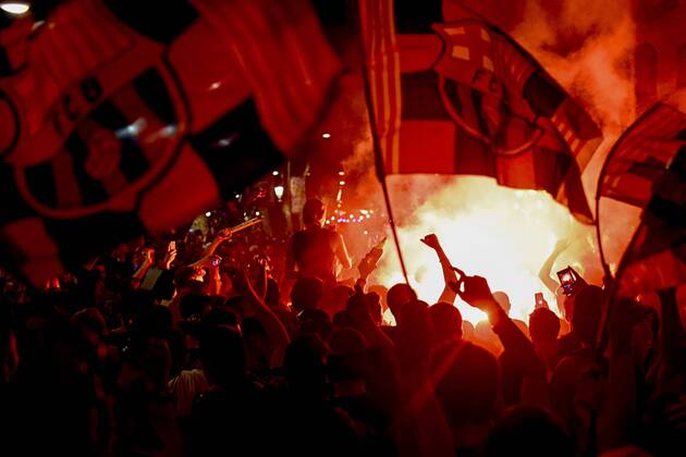 FC Barcelona Barca fans celebrate its winning the championship of the 2014-2015 UEFA Champions League, at the Canaletes fountain in Barcelona, Spain, June 6, 2015. FC Barcelona defeated Juventus of Italy 3-1 in the final in Berlin, Germany, on Saturday. ) (SP)SPAIN-BARCELONA-SOCCER-EURO CHAMPIONS LEAGUE-FANS PauxBarrena 