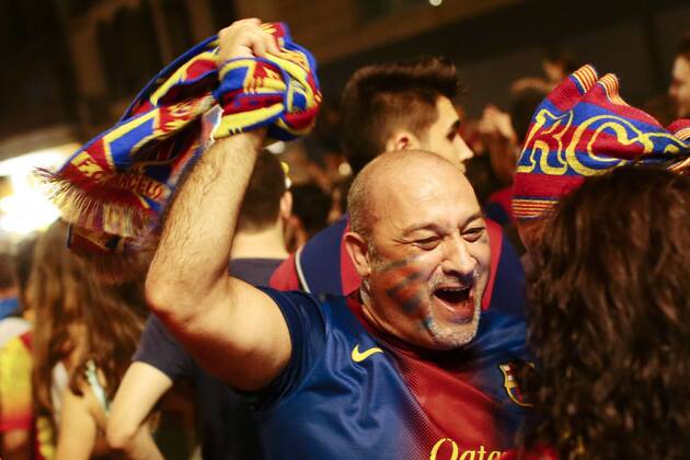FC Barcelona Barca fans celebrate its winning the championship of the 2014-2015 UEFA Champions League, at the Canaletes fountain in Barcelona, Spain, June 6, 2015. FC Barcelona defeated Juventus of Italy 3-1 in the final in Berlin, Germany, on Saturday. ) (SP)SPAIN-BARCELONA-SOCCER-EURO CHAMPIONS LEAGUE-FANS PauxBarrena 